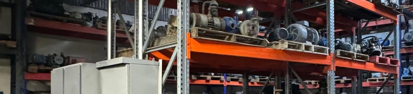 Estanterías de la bodega con motores y bombas
