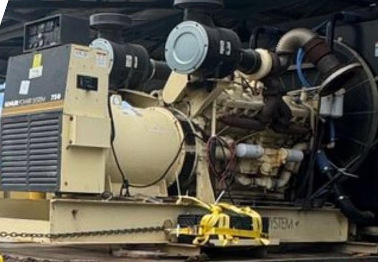 Generador eléctrico industrial sobre una plataforma de transporte